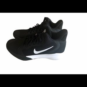 NIKE SNEAKERS FOR BOYS SIZE 6.5